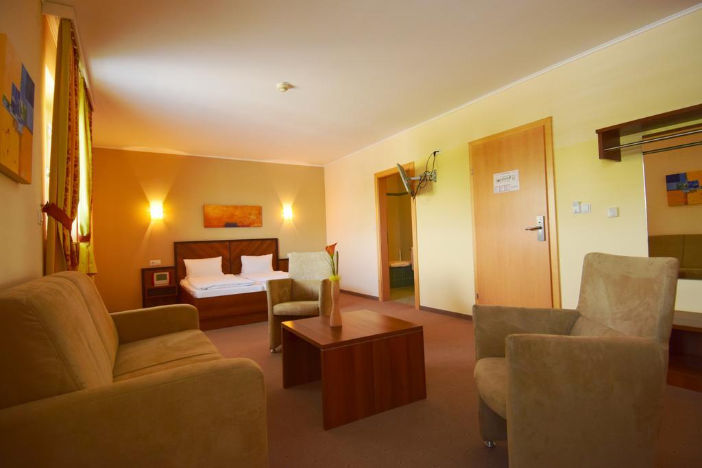 Hotel Weinland Donnerskirchen Exterior photo